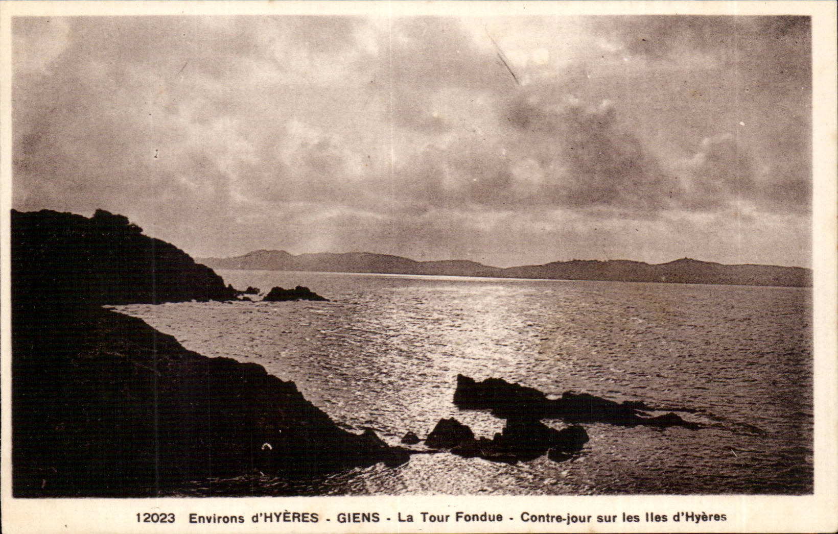 Environ d'HYÈRES - GIENS - La Tour Fondue - Contre-jour sur les Iles d'Hyères