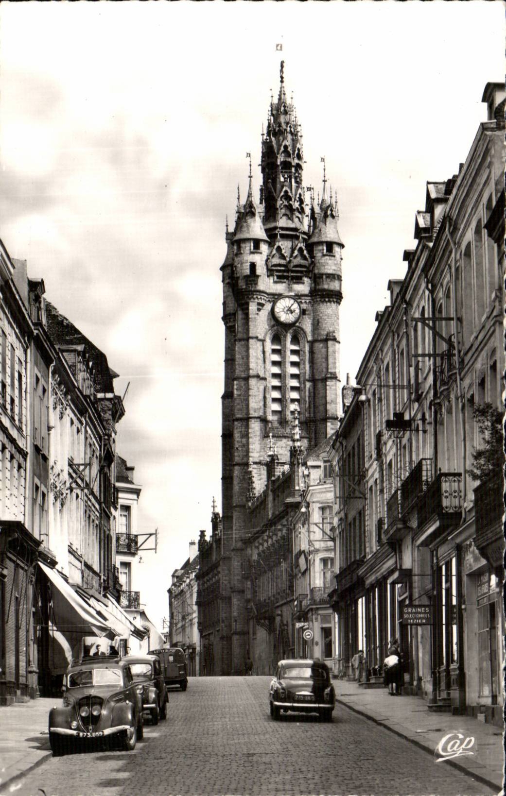 Douai CPM Rue de la mairie et beffroi