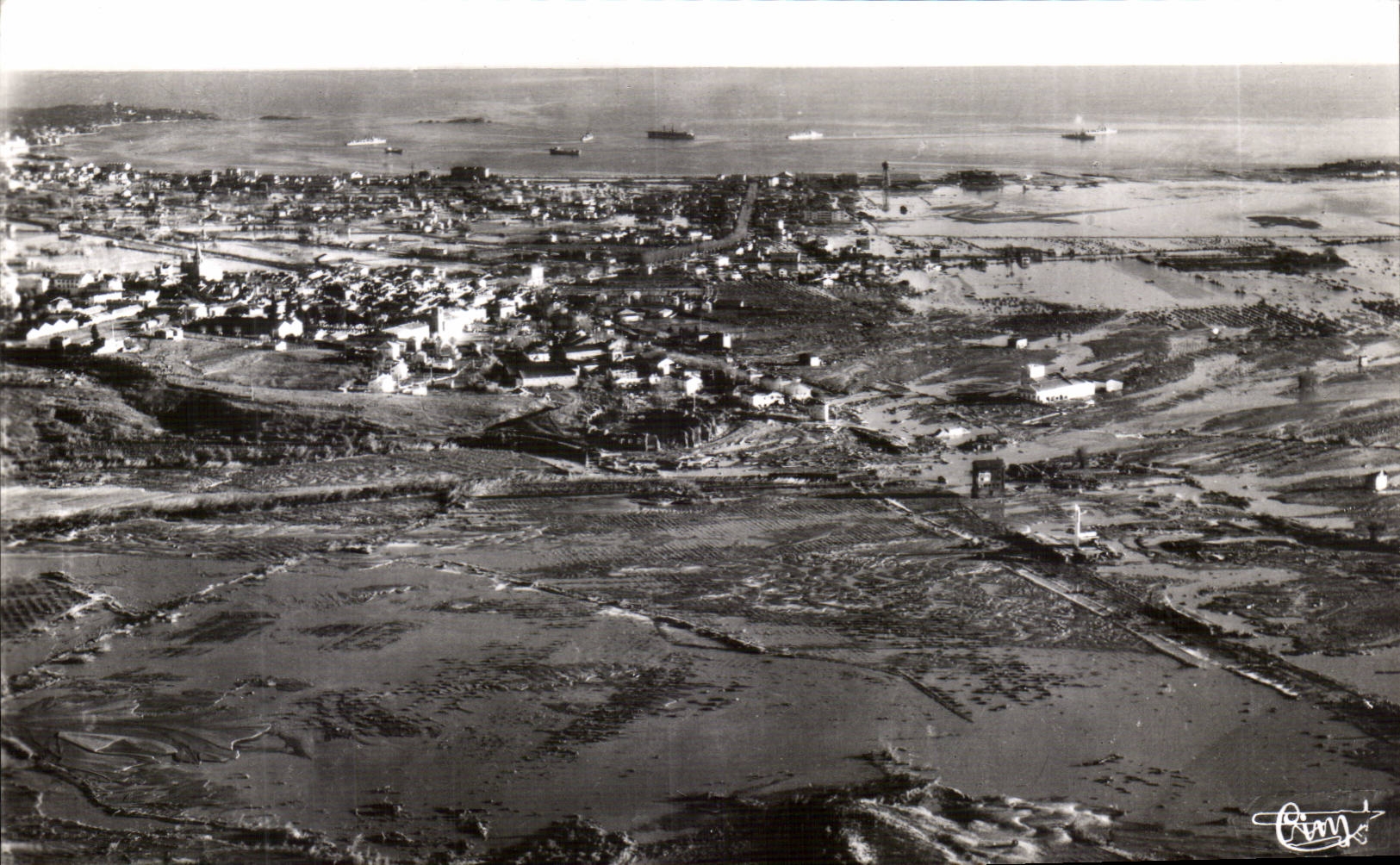 Frejus cPA Vue panoramique aerienne de la plaine inondee par la catastrophe