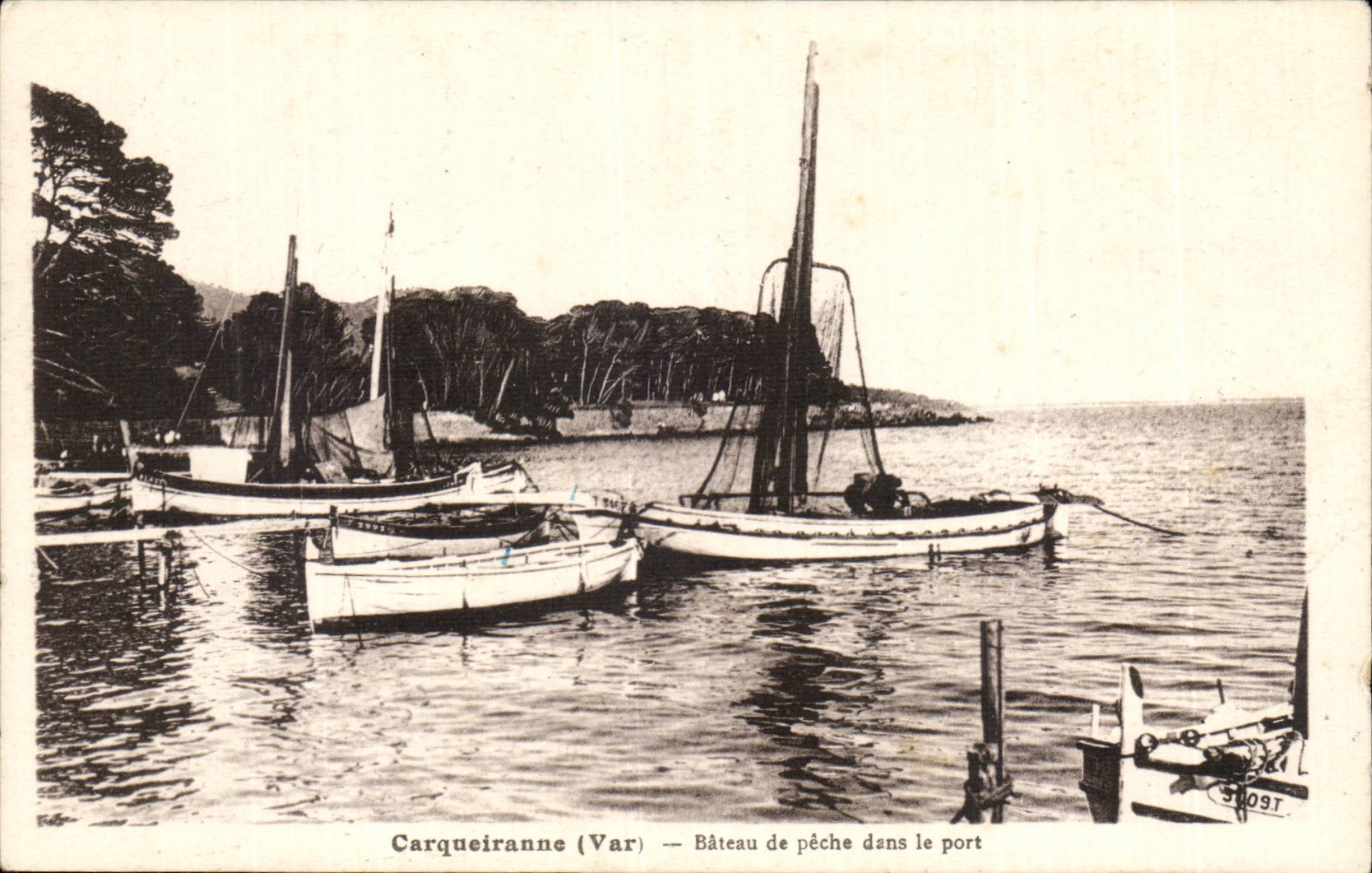 Carqueiranne cPA Bateau de peche dans le port