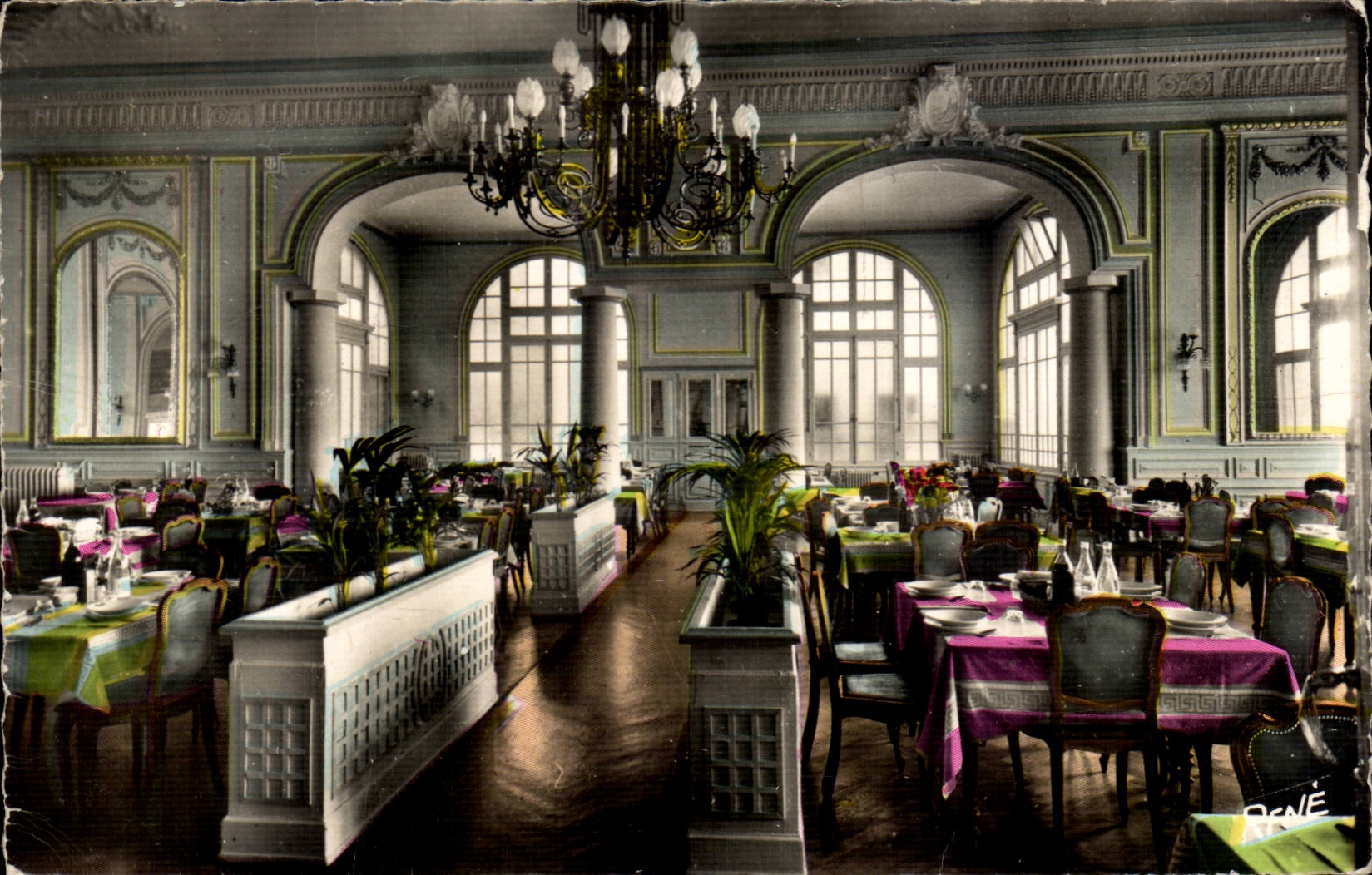 Salle à manger ornée — Châteaubriand — Éditeur : PAPAPHIL