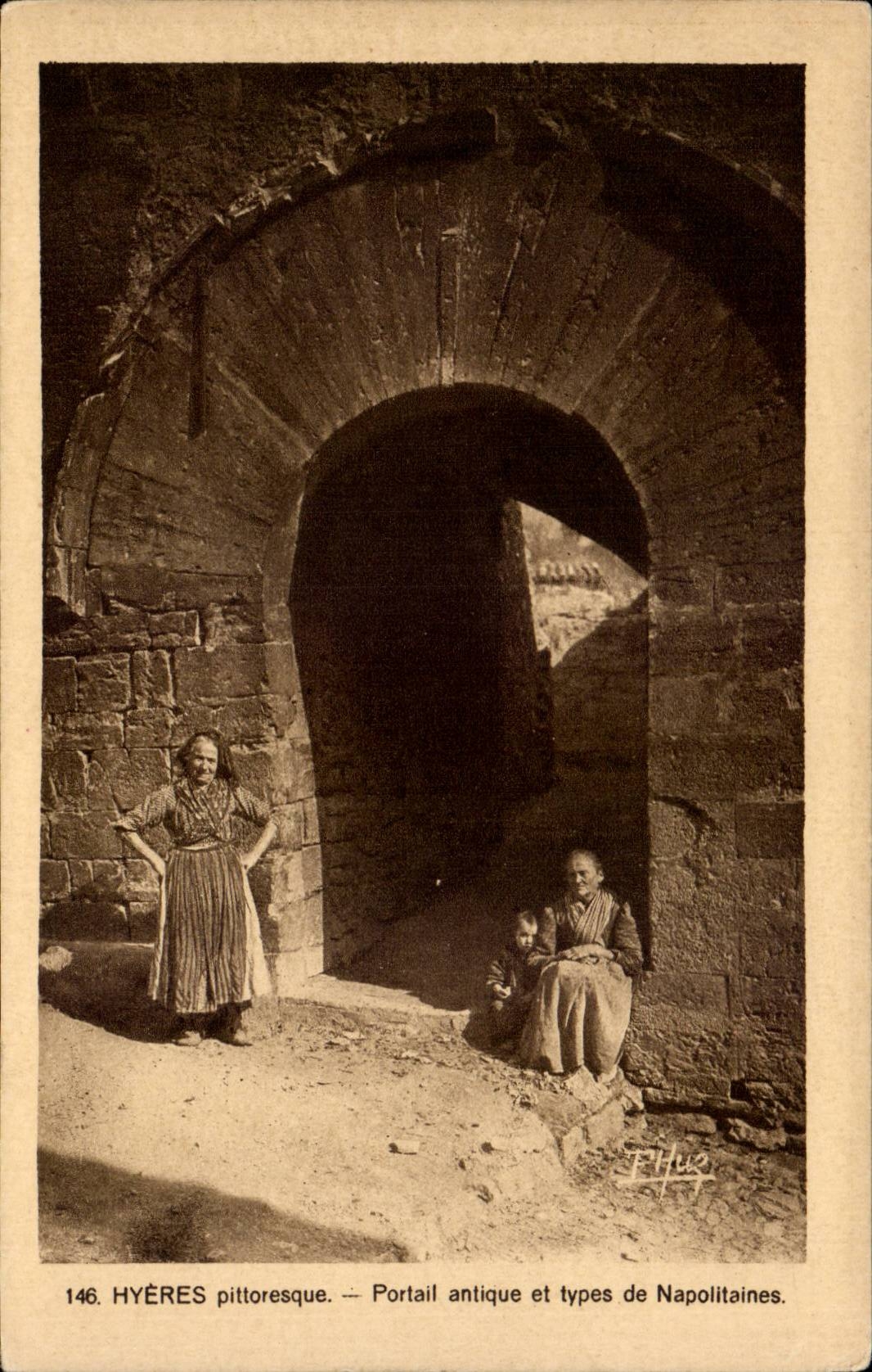 Hyères pittoresque — Portail antique et types de Napolitaines — F. Huez