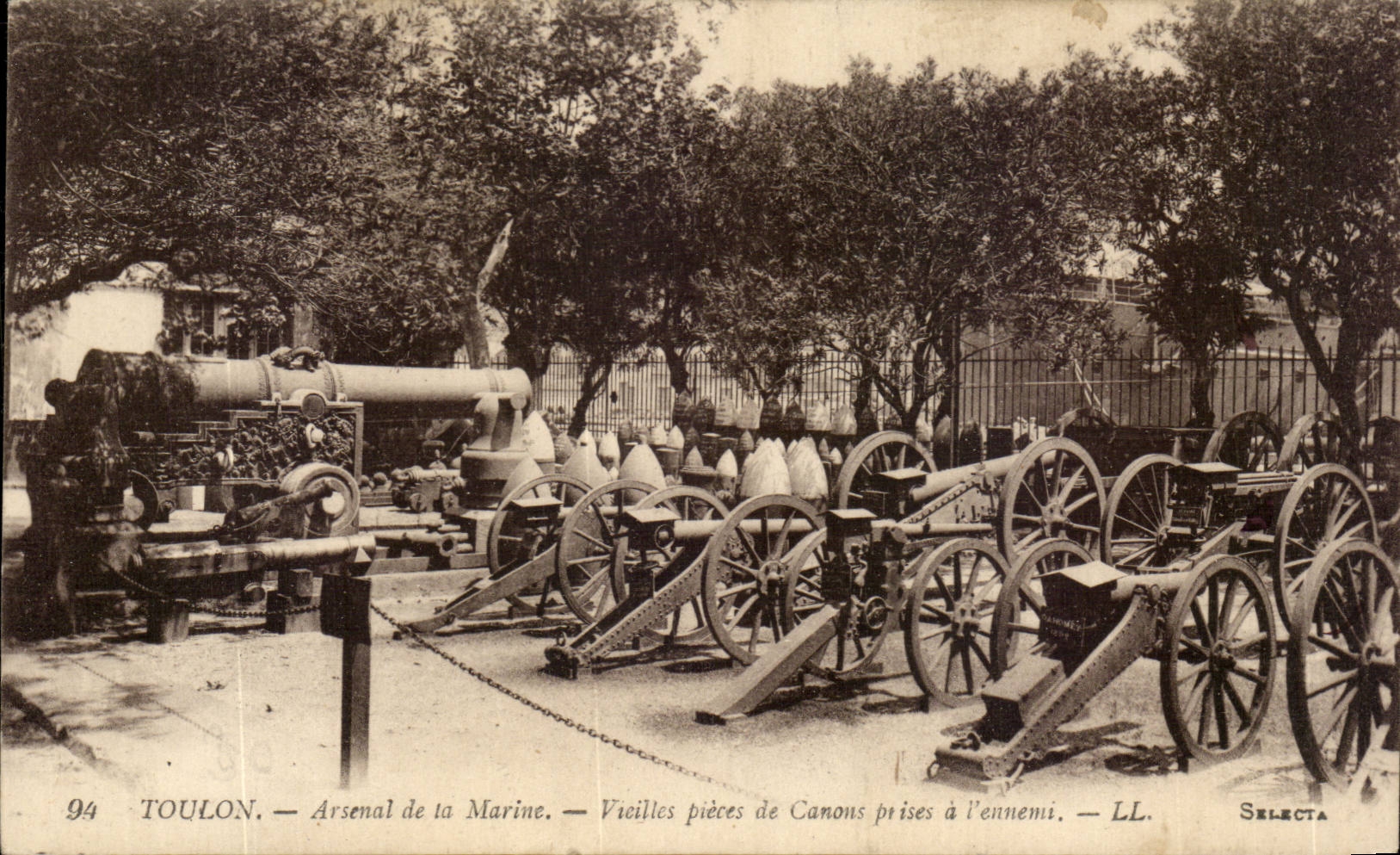 Toulon CPA Arsenal de la marine Vieilles pieces de canon prises a l'ennemi