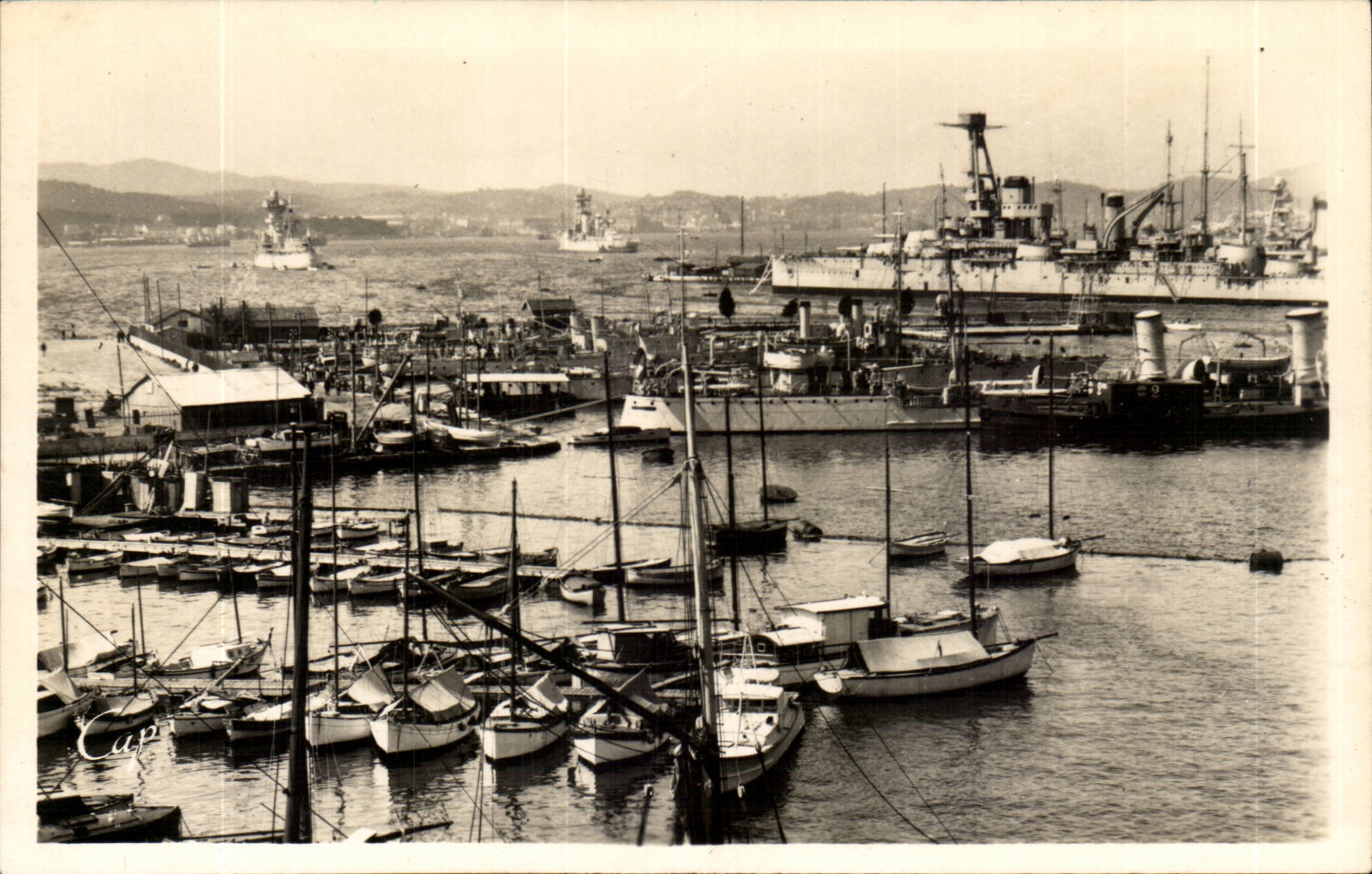 Toulon — Vue sur le Port et la Rade — C.A.P. - Paris