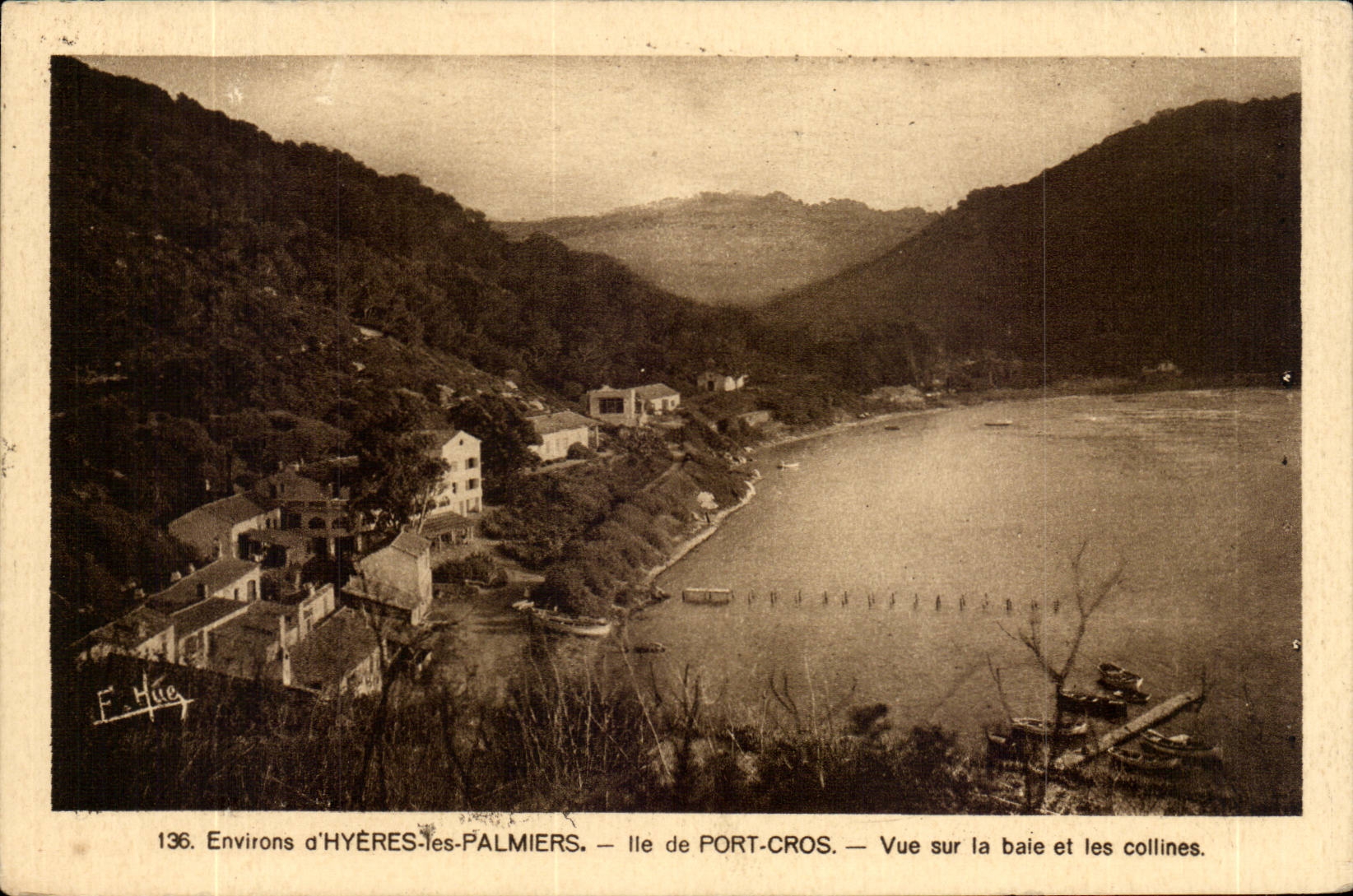 Environs d'HYÈRES-les-PALMIERS — Ile de PORT-CROS — Vue sur la baie et les collines — E. Hue, n°136