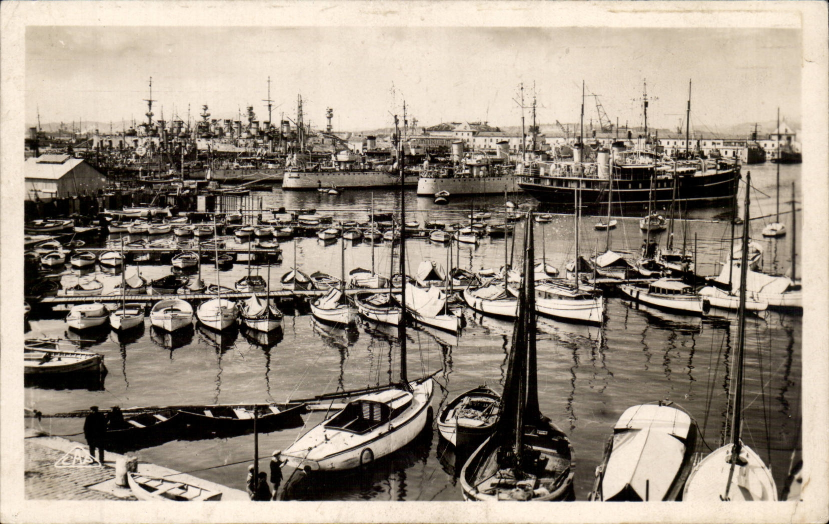 Toulon CPA Vue sur le port