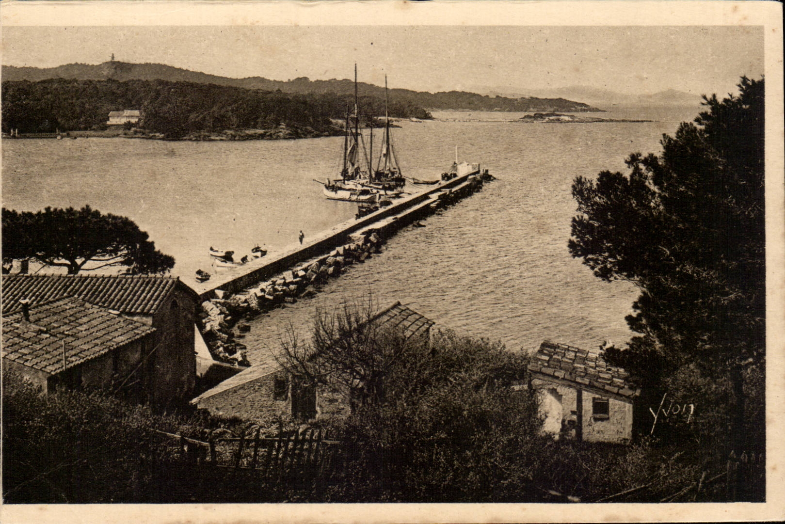 Les iles d'Hyeres CPA Porquerolles la rade (yacht)