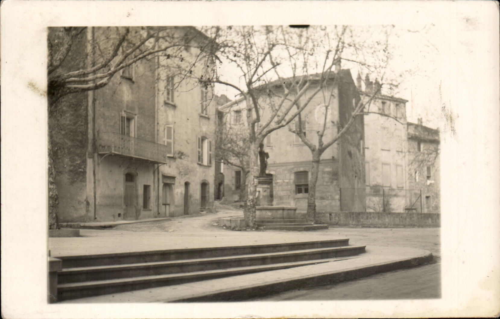 Place du Marché in Belgentier — Ansicht mit Statue und Treppen — Photo L. Boboly, Rep. Intégrale
