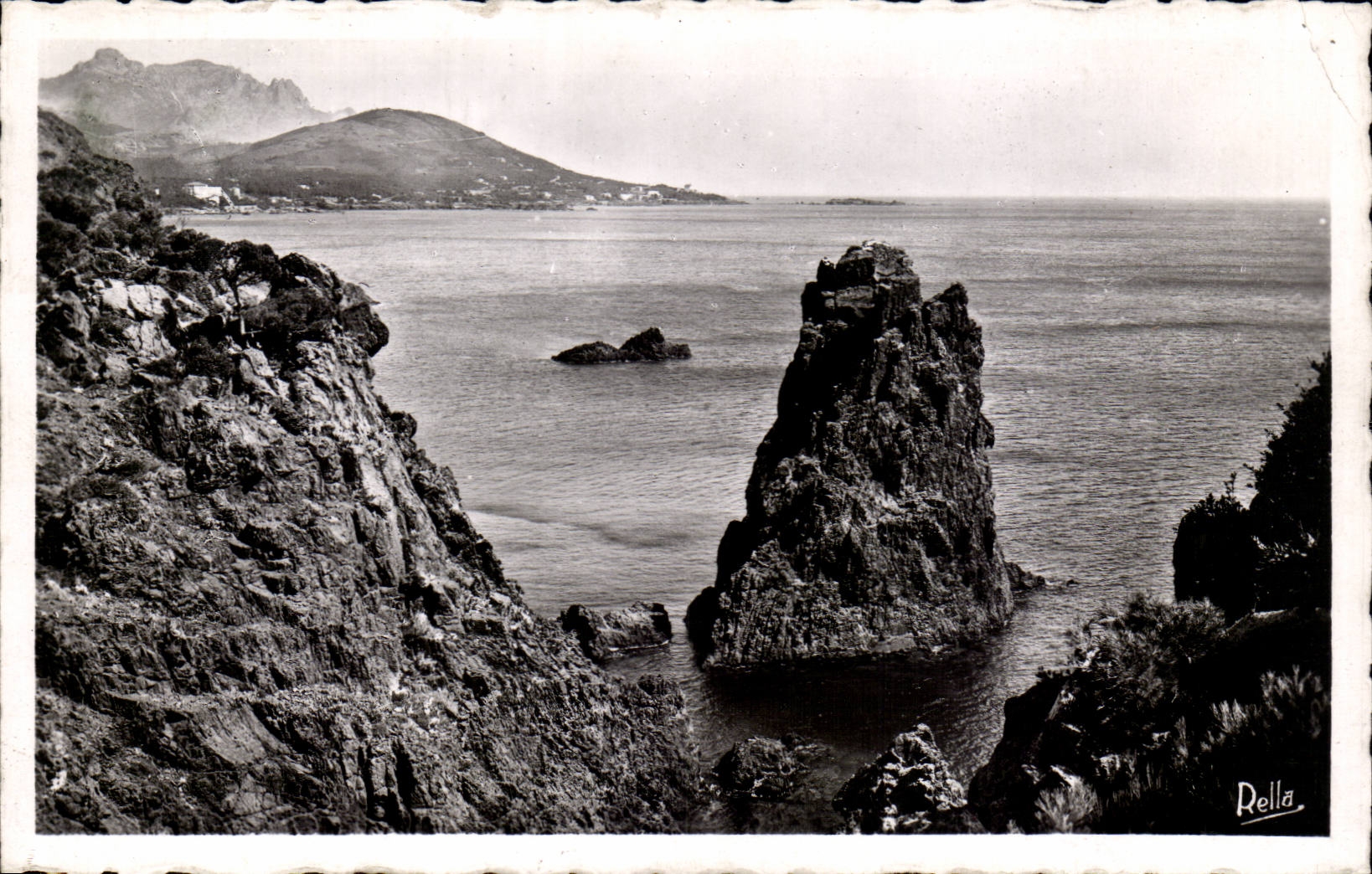 La Corniche d'Or entre St-Raphaël et Cannes — vue sur la Pointe de la Baumette d'Agay — Éditions Rella, n°1344