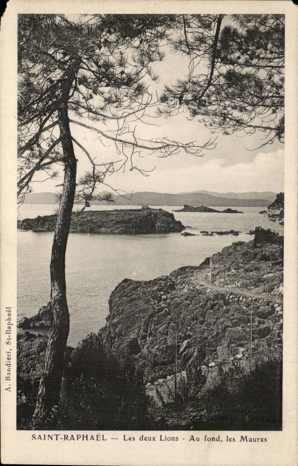 Saint-Raphaël — Les deux Lions — Au fond, les Maures — A. Bandieri