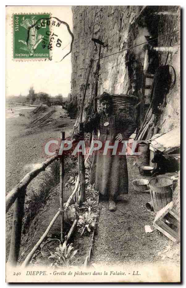 Dieppe - Grotte de pêcheurs dans la Falaise - LL.