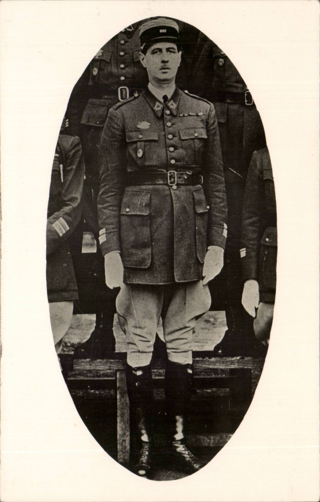 Militaria - Soldat - Proud Soldier in oval frame - CPA Charles de Gaulle 