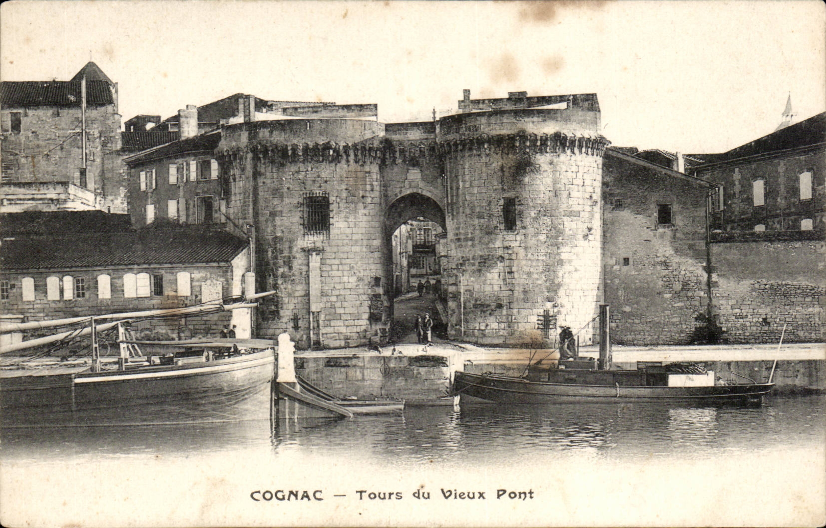 Cognac - Tours du Vieux Pont - CPA 
