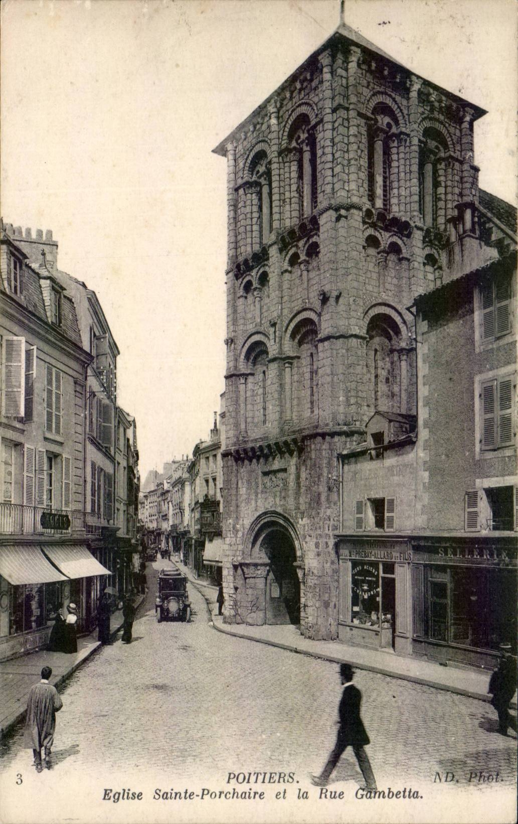 Poitiers — Église Sainte-Porchaire et la Rue Gambetta — ND. Phot.
