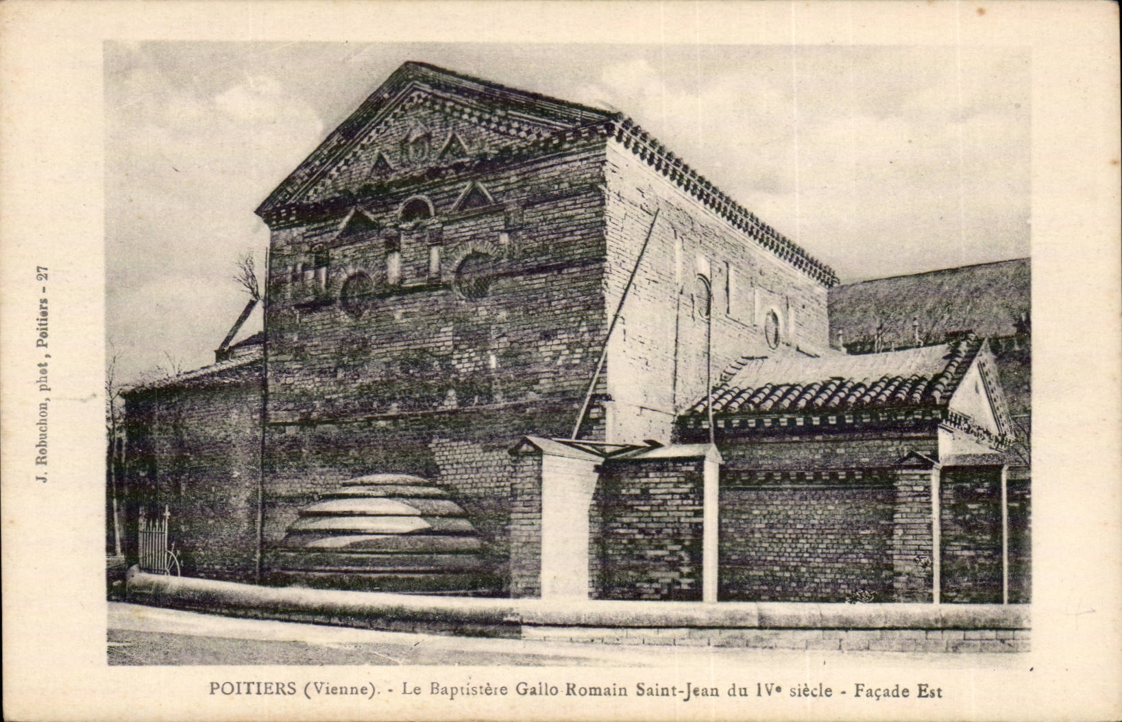 Poitiers (Vienne) - Le Baptistère Gallo-Romain Saint-Jean du IVe siècle - Façade Est