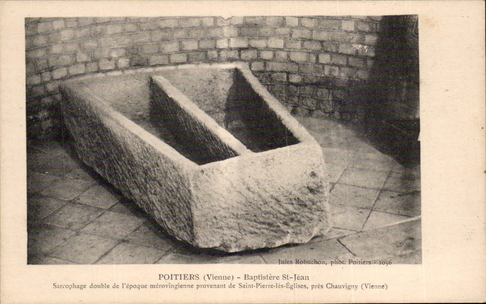 Poitiers (Vienne) - Baptistère St-Jean - Sarcophage double mérovingien