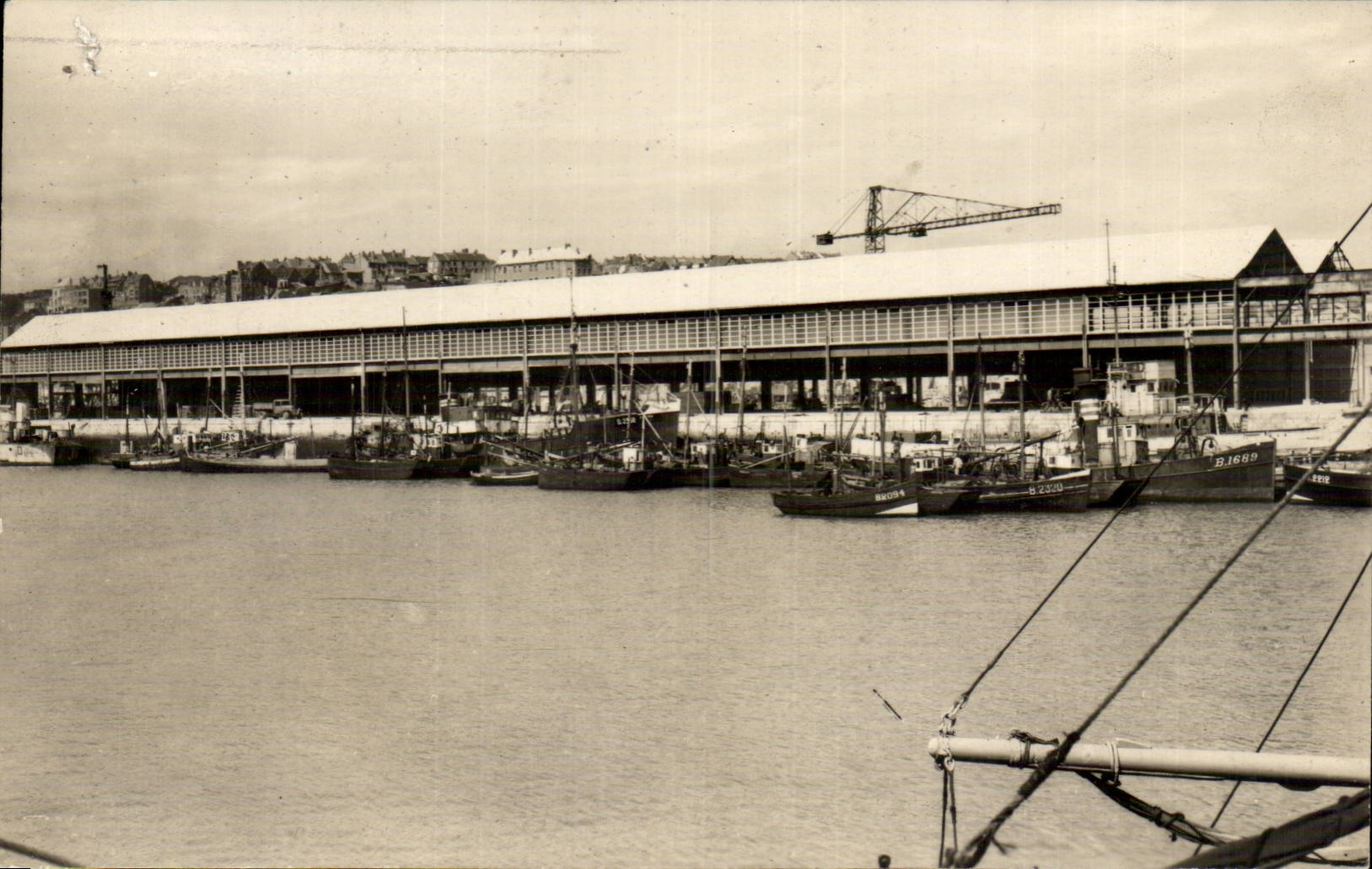 Bateaux de pêche et la Halle aux Poissons — Boulogne-sur-Mer — Éditions O.P. - Paris