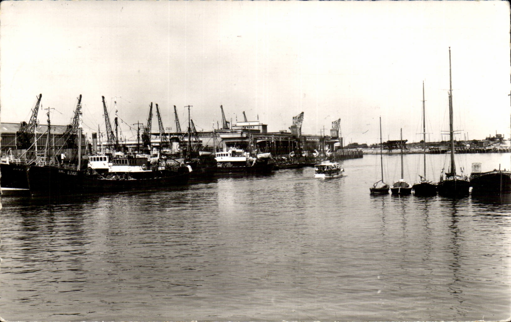 Port de Boulogne-sur-Mer — vue des quais et des bateaux — Éditions du Globe, Reproduction imprimée