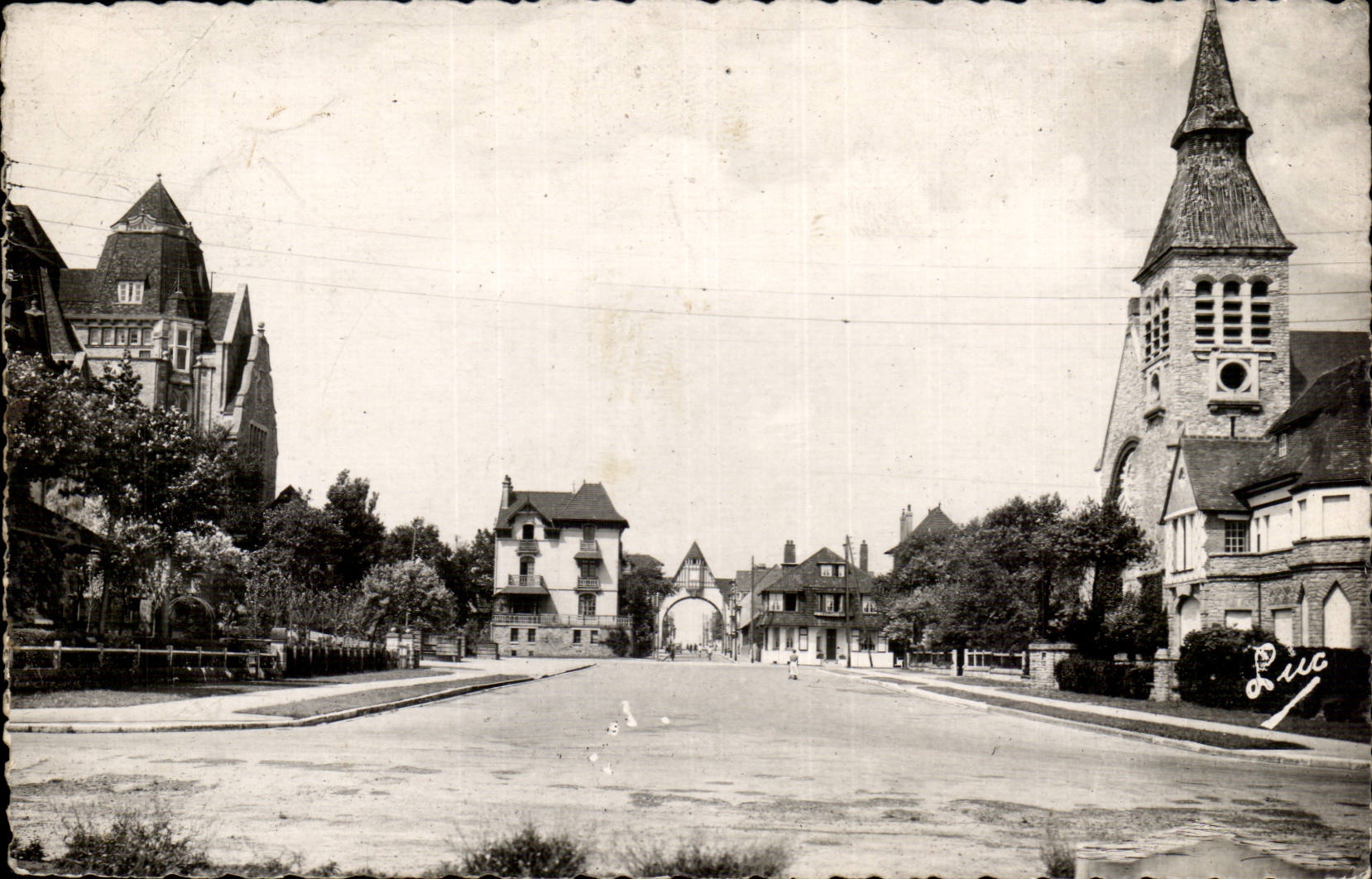 Le Touquet-Paris-Plage — L'Église et l'Hôtel de Ville — Éditions d'Art & L'ÉC