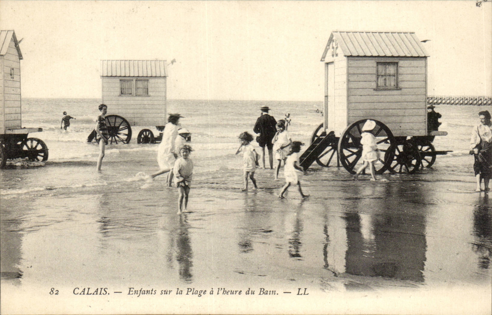 Calais - Enfants sur la plage a l'heure du bain - CPA 