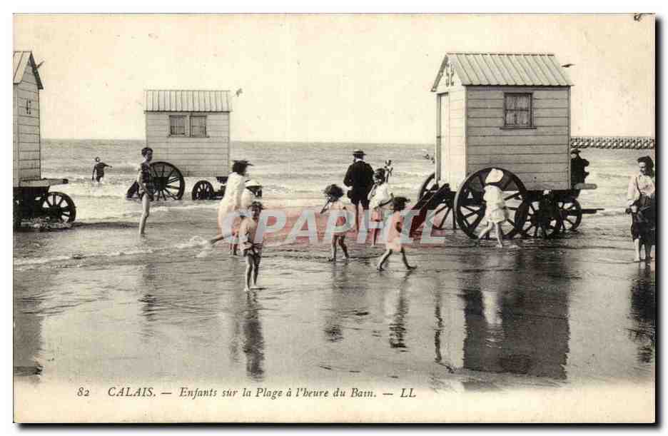 Calais - L'Enfants sur la plage a l'heure du bain - CPA 