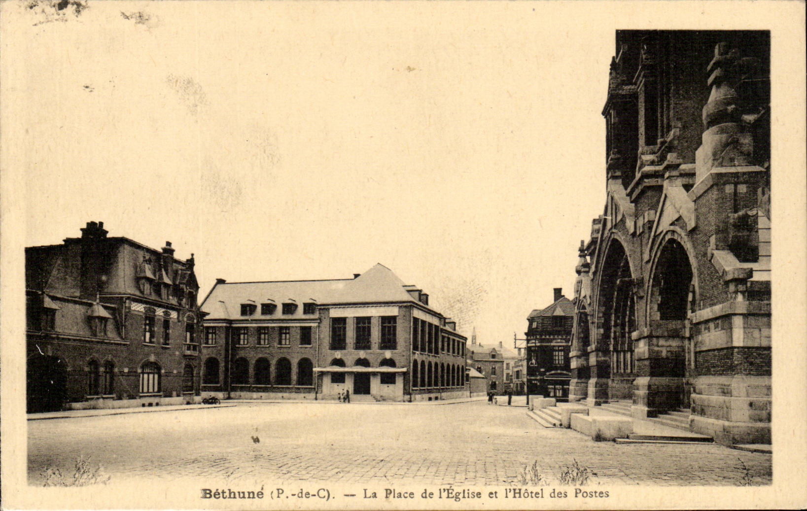 Bethune - -La Place de l'Eglise et l'Hotel des Postes - CPA 