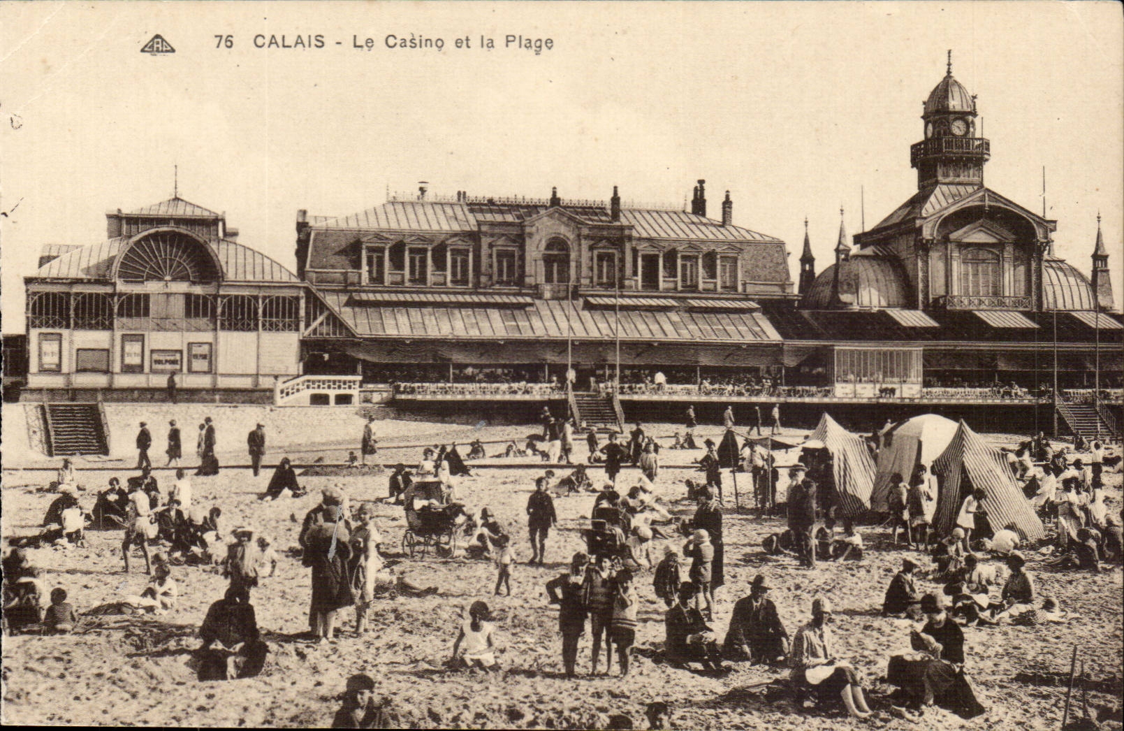 Calais - Le Casino et le Plage - CPA 