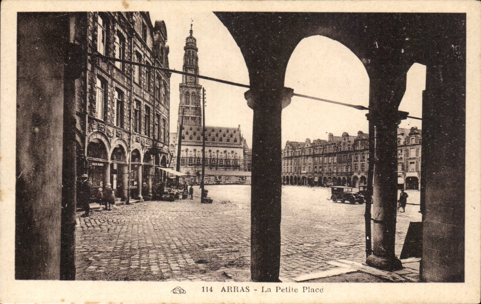 Arras - La Petite Place — vue depuis les arcades — éditeur 'La Petite Place' n°114