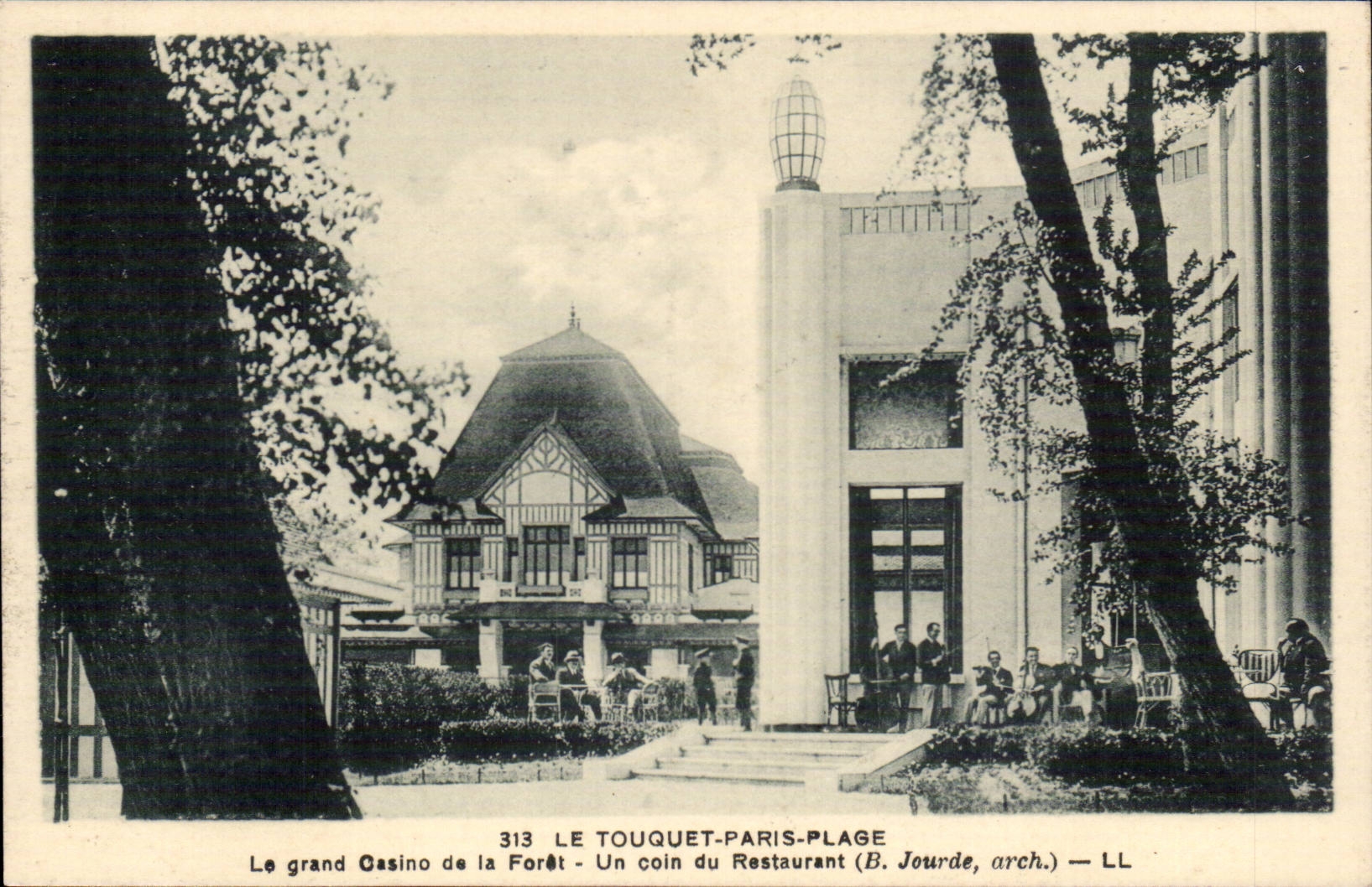 Le grand Casino de la Forêt — Un coin du Restaurant (B. Jourde, arch.) — LL