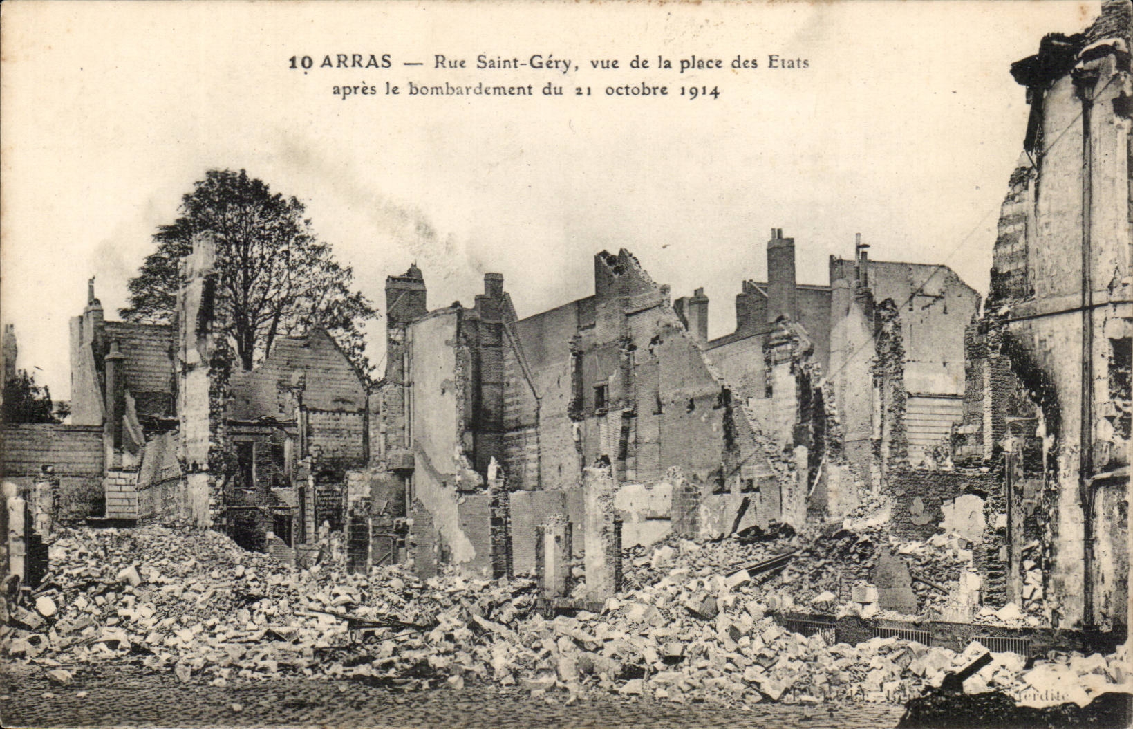 Arras — Rue Saint-Géry, vue de la place des États après le bombardement du 21 octobre 1914 — éditeur Gerdite, n° 10