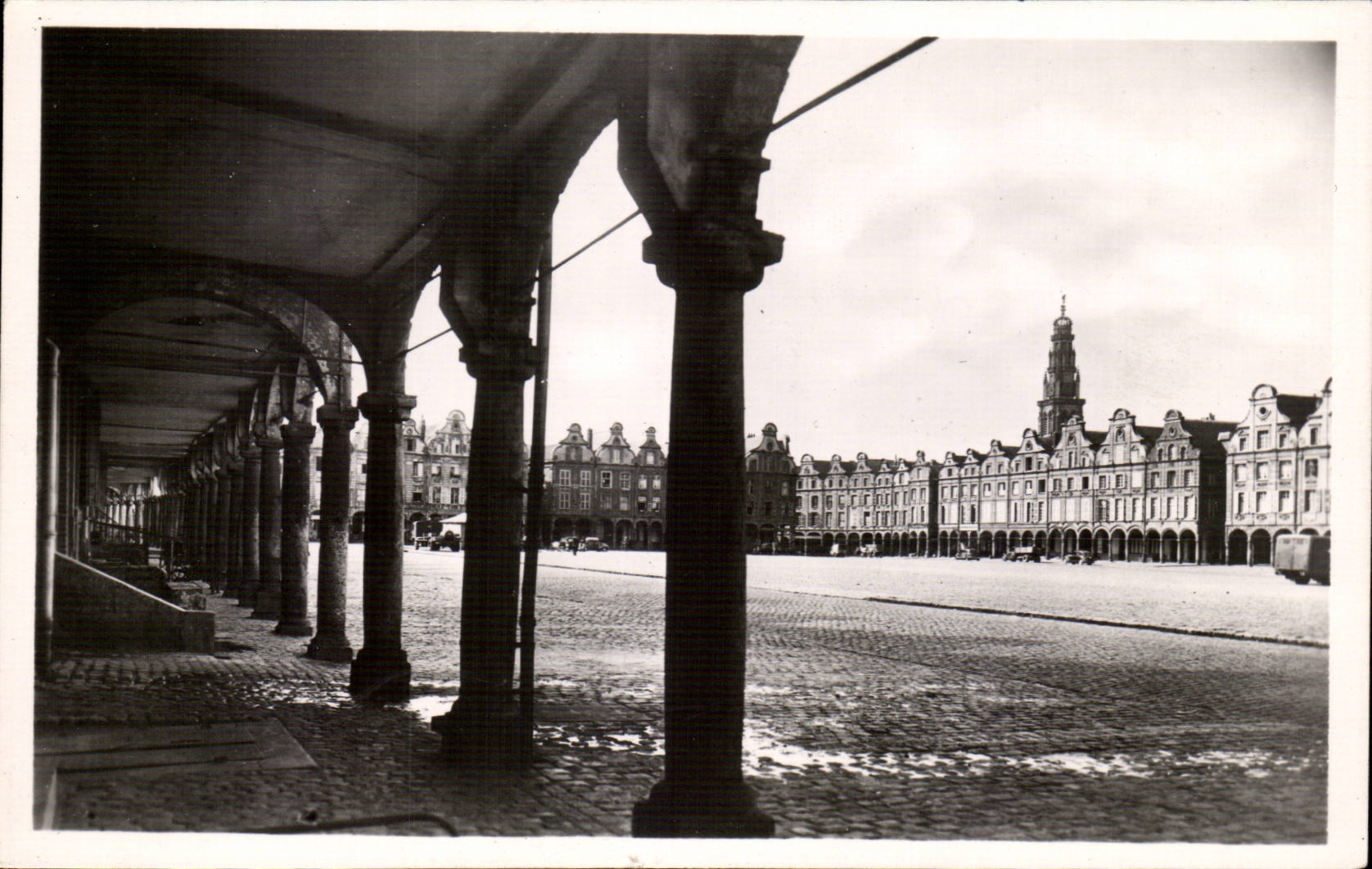 Arras — La Grande Place et les Arcades — Éditions FAUCHOIS, Béthune