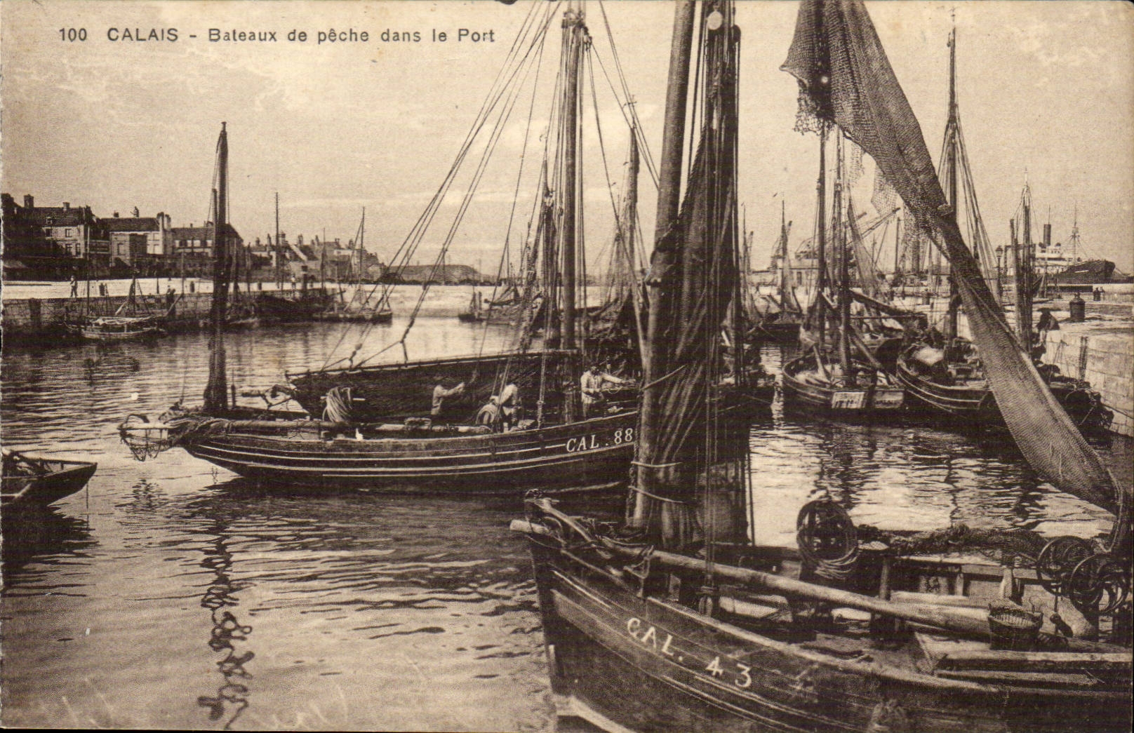 Calais — Bateaux de pêche dans le Port — série 100, éditeur Almacienne des Arts Postauxcaniques