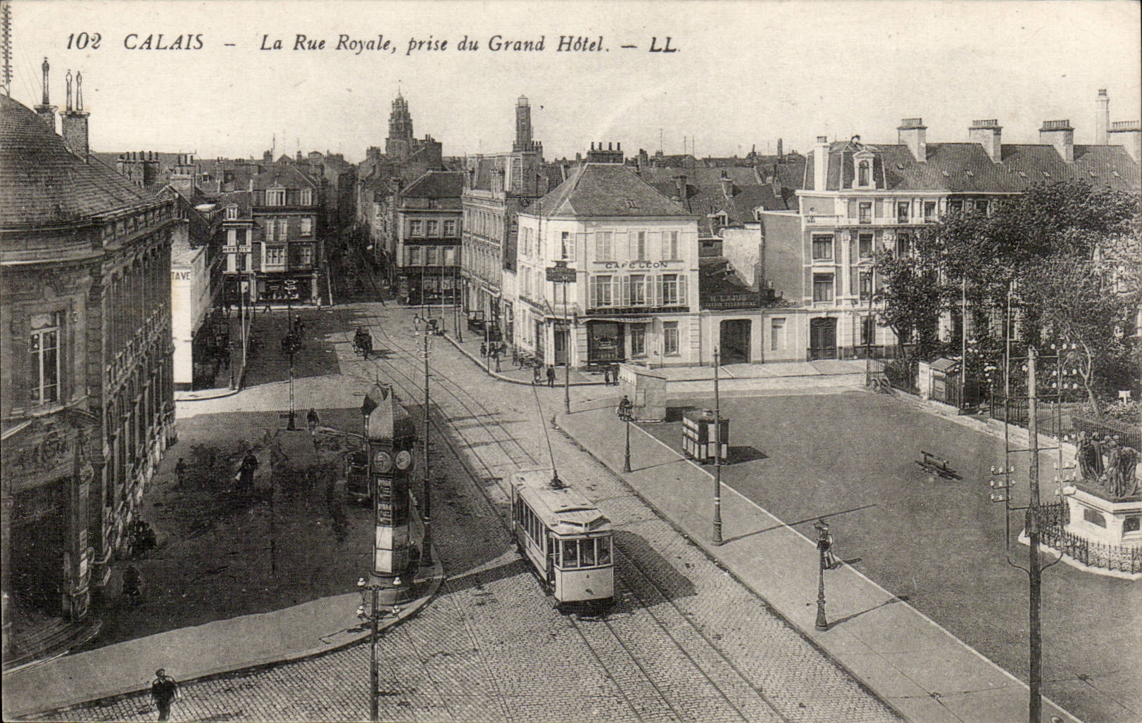 Calais - La Rue Royale - prise du Grand Hotel CPA 