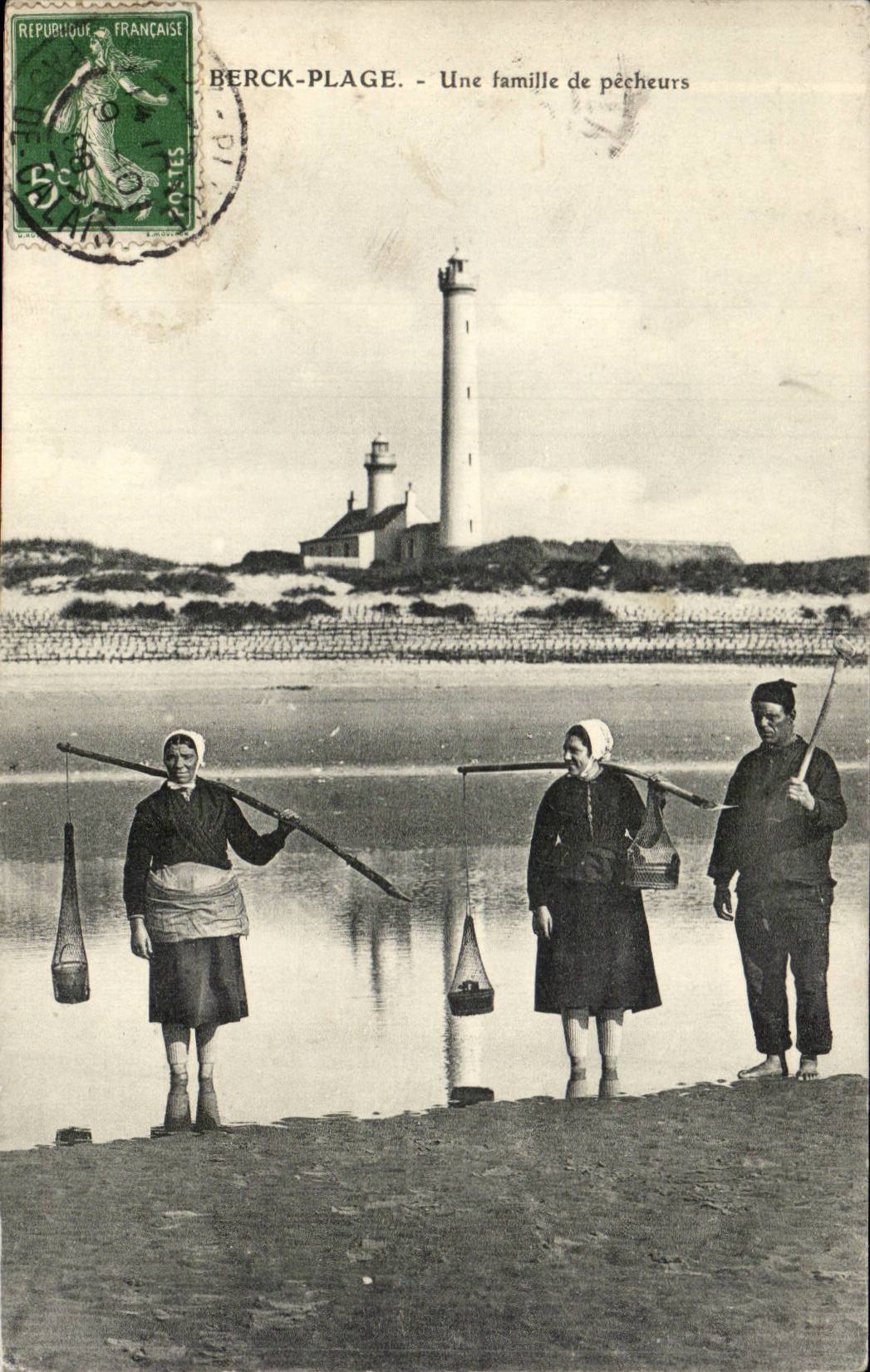 Berck Plage - Une Famille de Pecheurs - a family of fishermen CPA Phare lighthouse