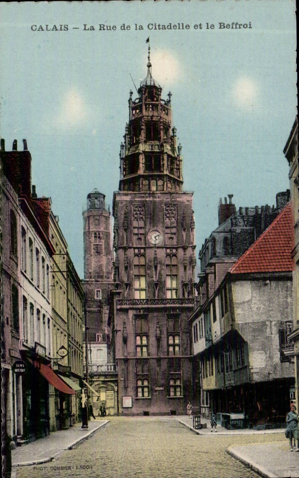 Calais — La Rue de la Citadelle et le Beffroi — Phot. Combier - Lagon