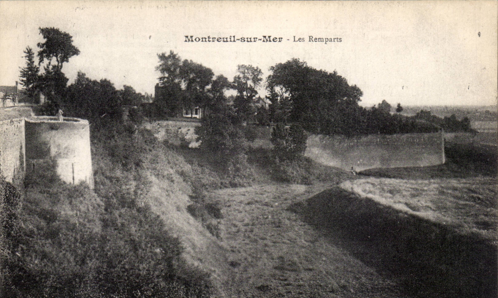 Montreuil sur Mer - Les Remparts CPA 