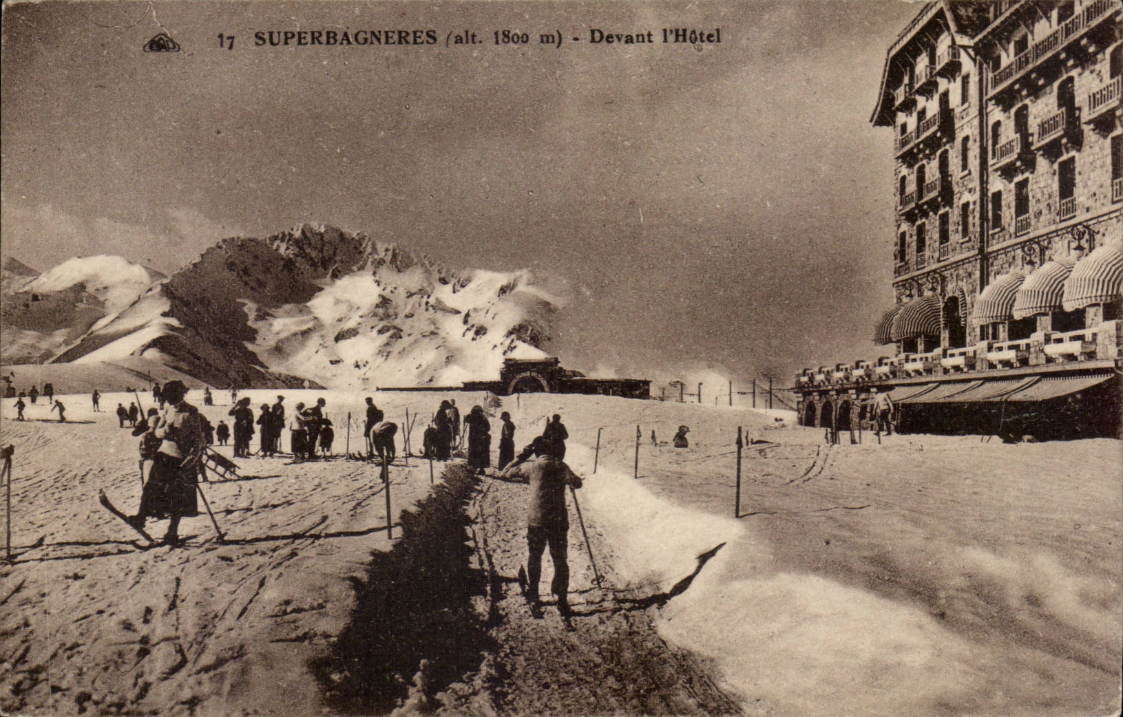 Superbagnères (alt. 1800 m) — Devant l'Hôtel — C. Albacienne Départements Photographiques