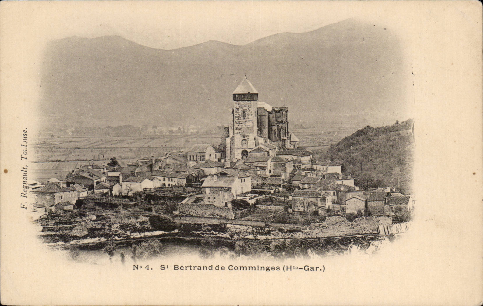St Bertrand de Comminges (Hte-Garonne) — vue du village et de son église — F. Regnault, Toulouse, N°4