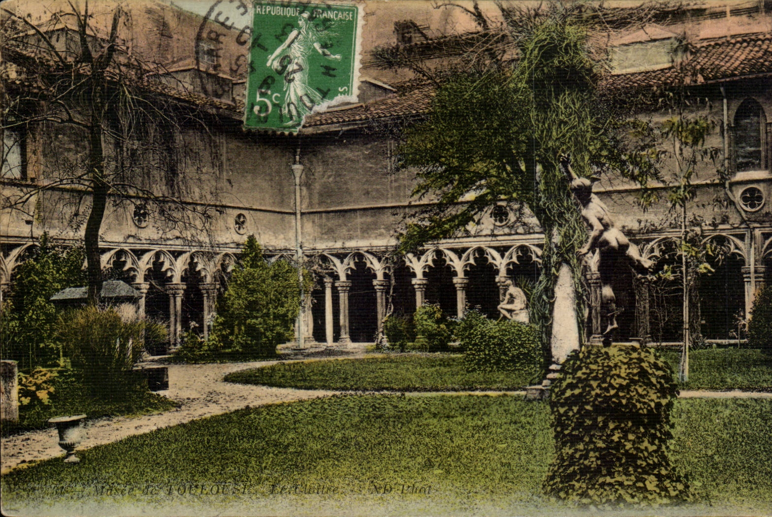 Cour intérieure de l'abbaye de Joliette — éditeur non identifié — n° de série non visible