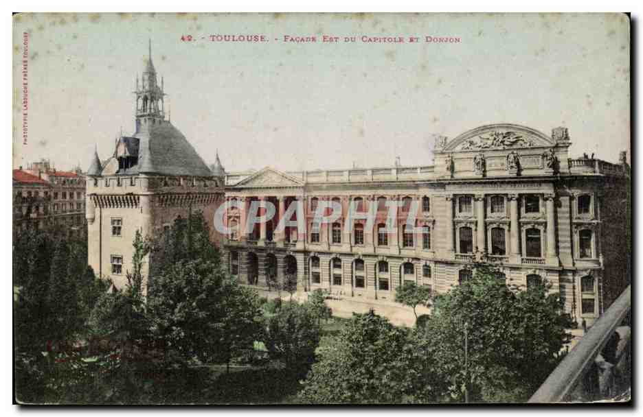 Toulouse - Façade Est du Capitole et Donjon