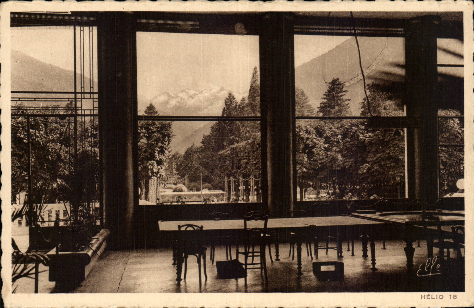 Luchon - Le Parc du Casino vu de la Salle du jeu de Boules CPA 
