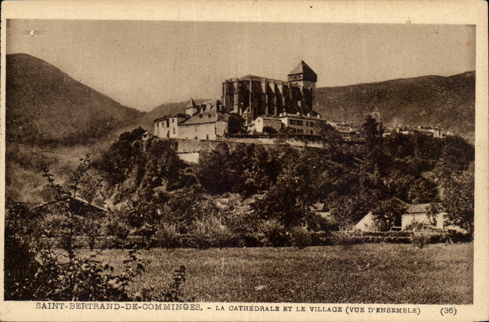 Saint Bertrand - La Cathedrale et le Village CPA 