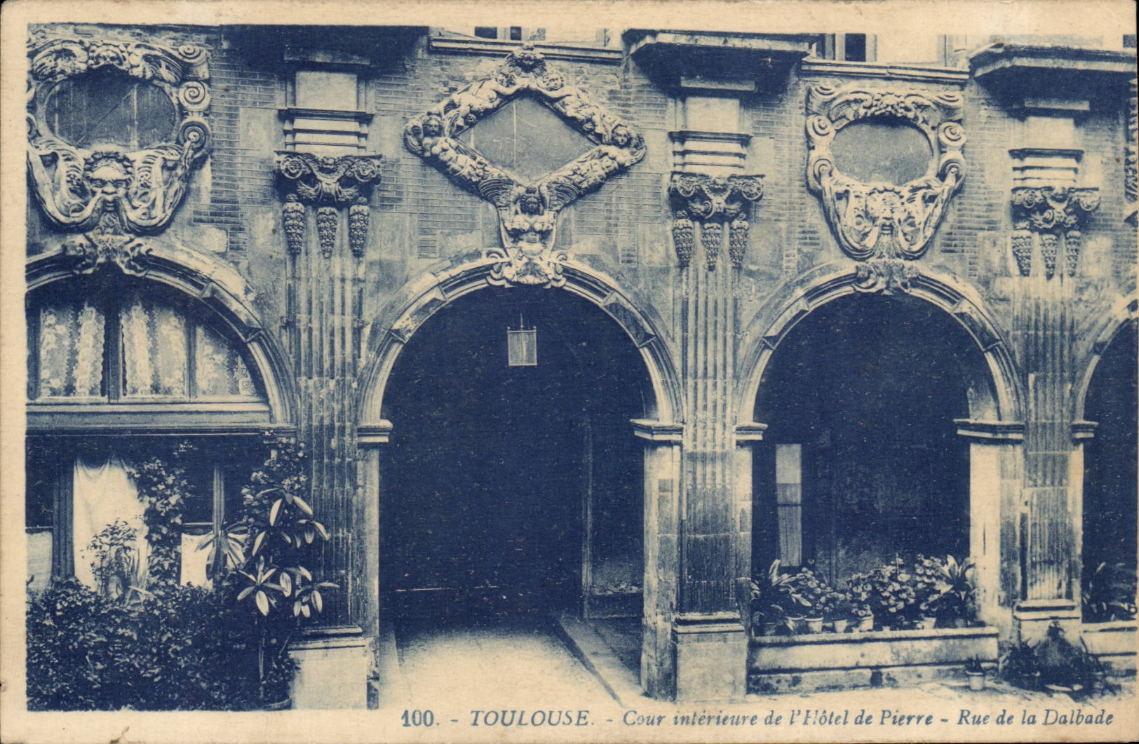 Toulouse — Cour intérieure de l'Hôtel de Pierre — Rue de la Dalbade — G. Ariano, éditeur, n° 100