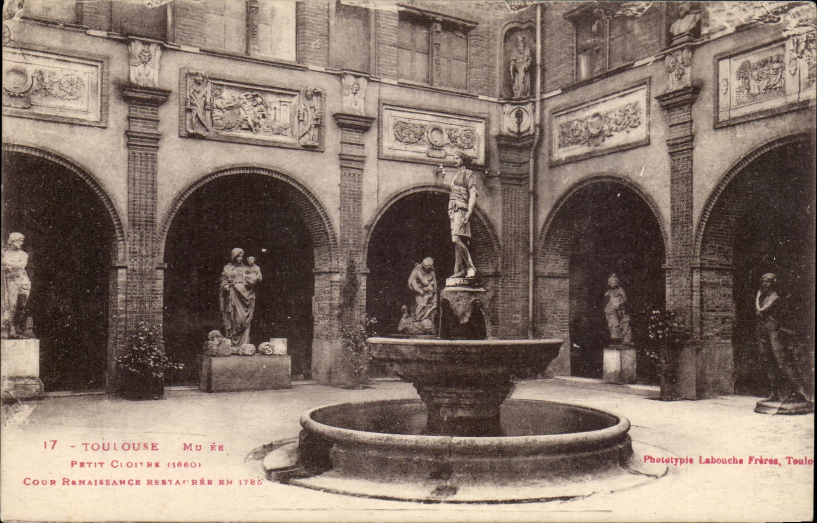 Cour du Petit Cloître à Toulouse — Restauration en 1785 — Phototypie Labouche Frères, Toulouse