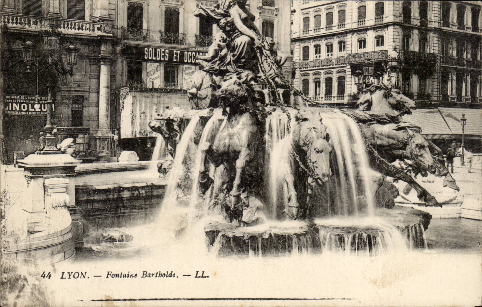 Lyon - Fontaine Bartholdi - CPA 