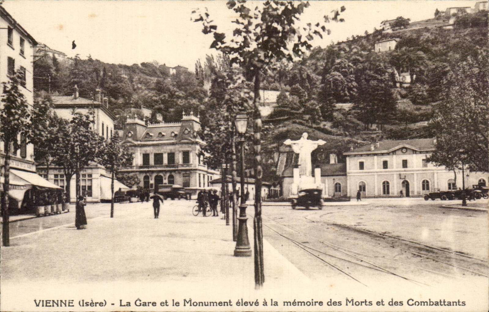 Vienne - La Gare et le Monument eleve a la memoire es Morts - CPA 
