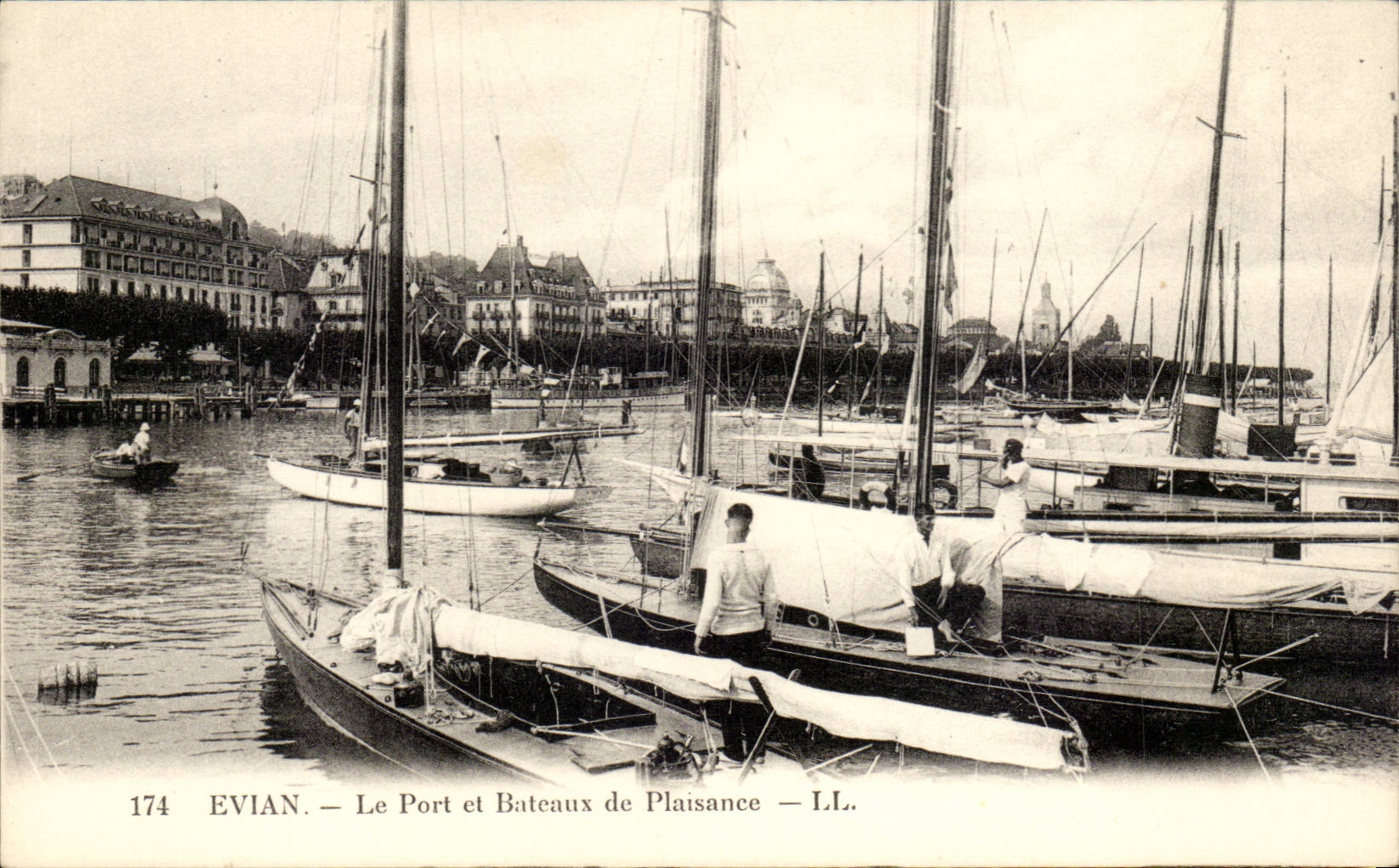 Evian - Le Port et Bateau de Plaisance - bateau - boat - CPA 