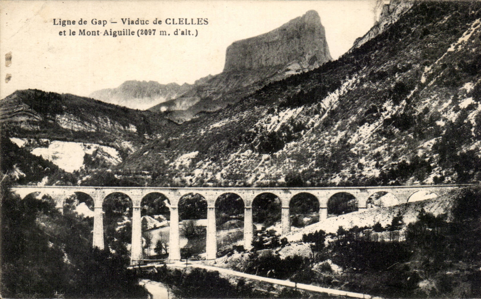 Viaduc de CLELLES — Ligne de Gap — Mont Aiguille (2097 m. d'alt.)
