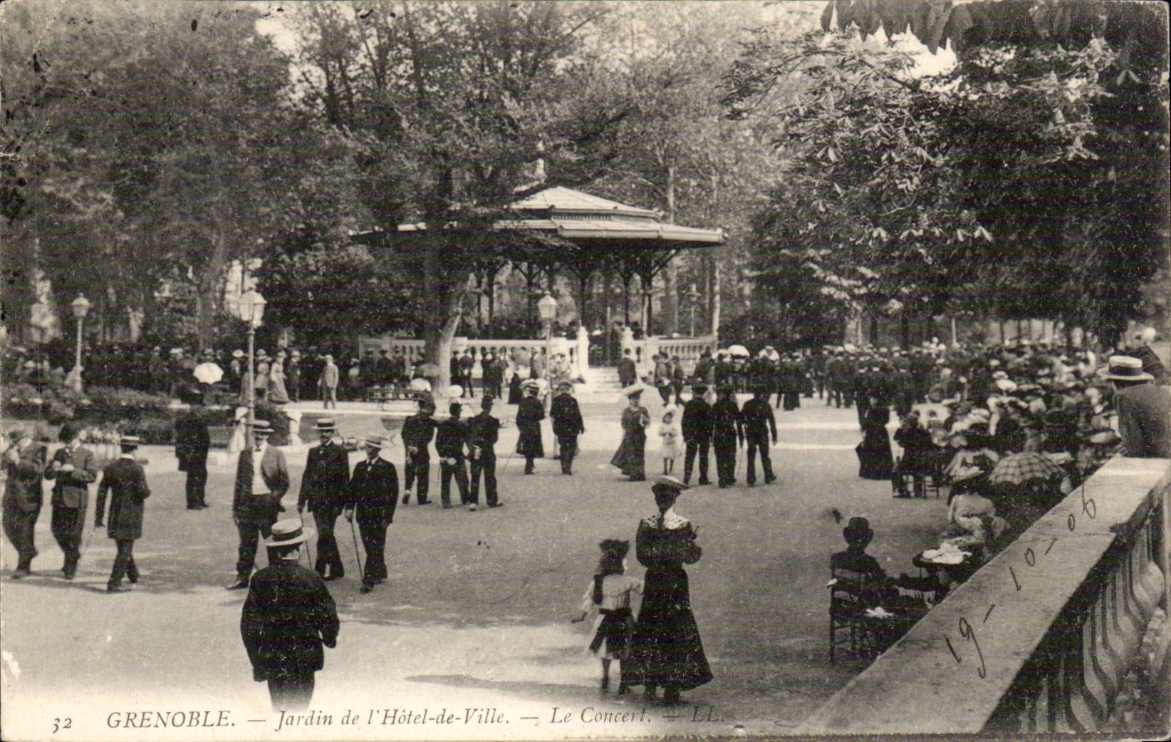 Grenoble — Jardin de l'Hôtel-de-Ville — Le Concert — LL