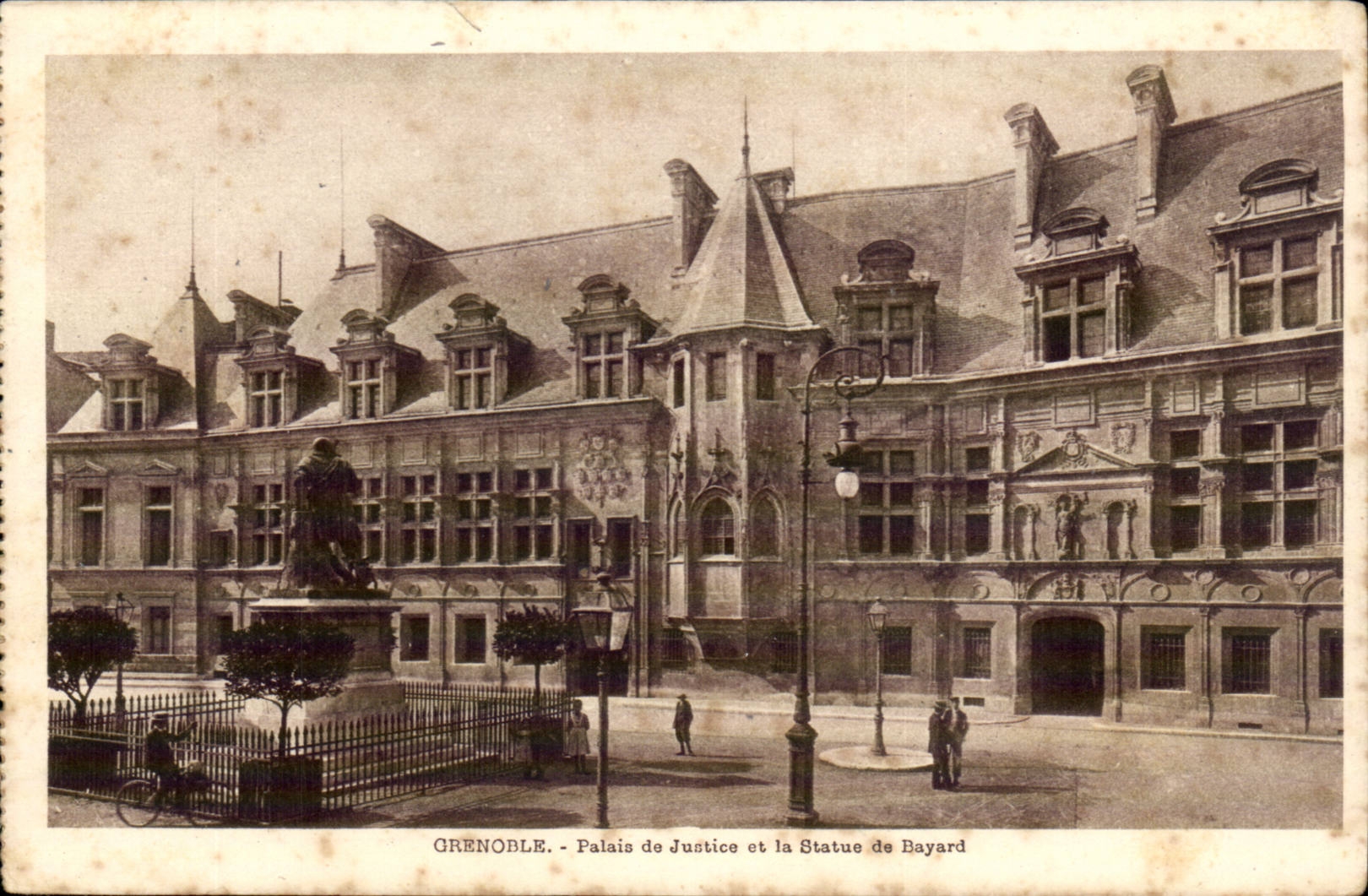 Grenoble - Palais de Justice et la Statue de Bayard